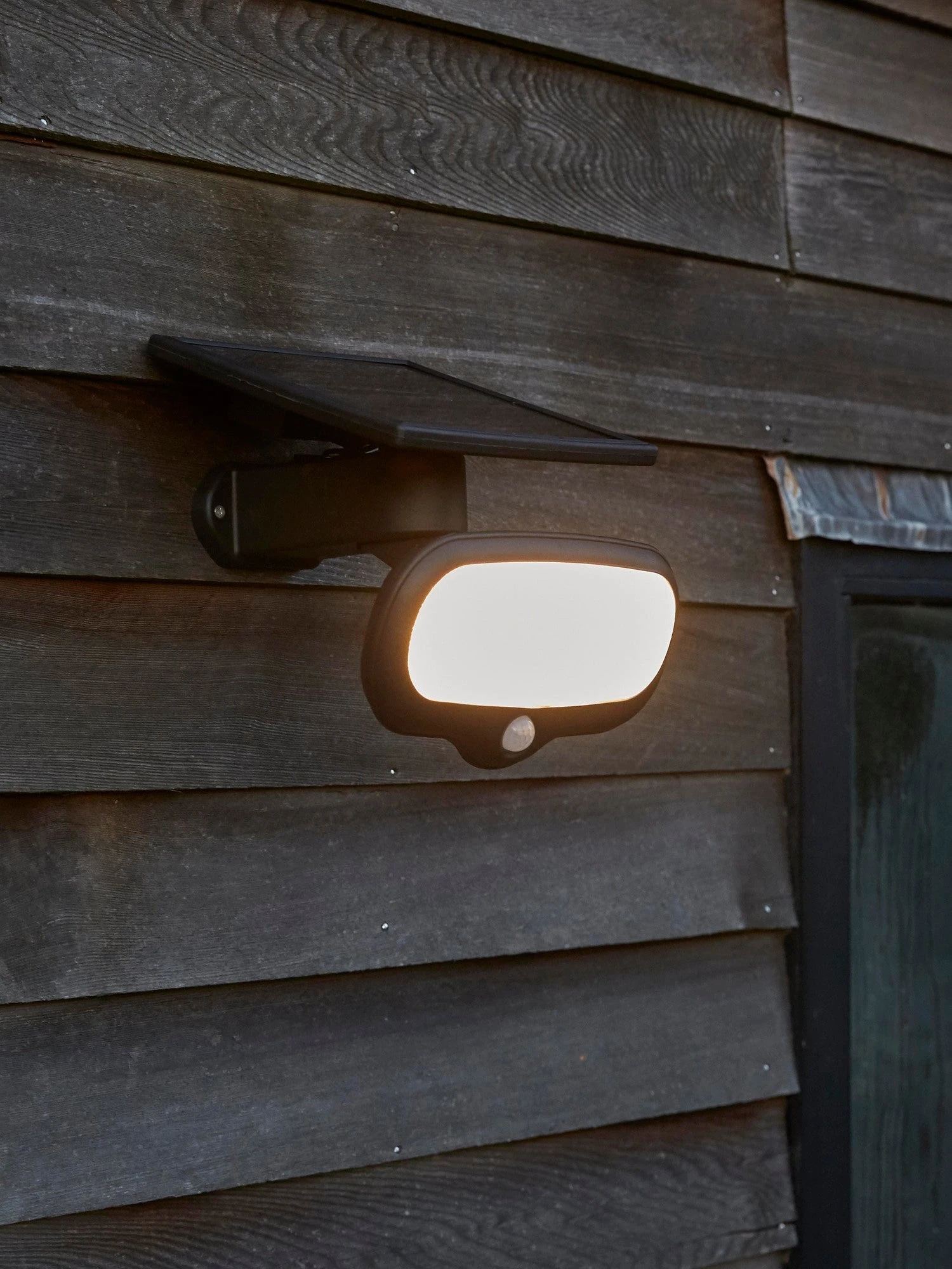 Luxform Lighting Solar Wandlamp Montevideo Solar Zwart 25 X 19 X 26 Cm 5 Luxform Lighting Solar Wandlamp Montevideo Solar Zwart 25 X 19 X 26 Cm - Afbeelding 3